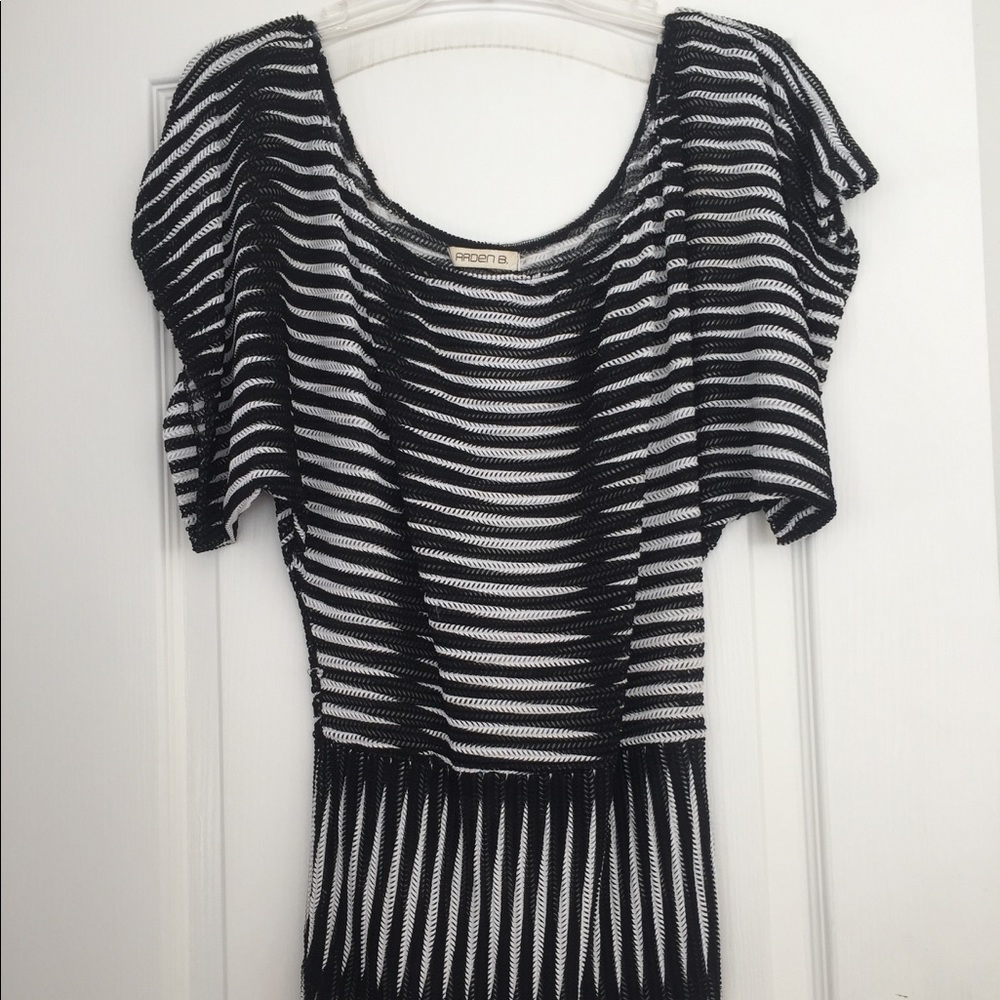 Black and white stripe top